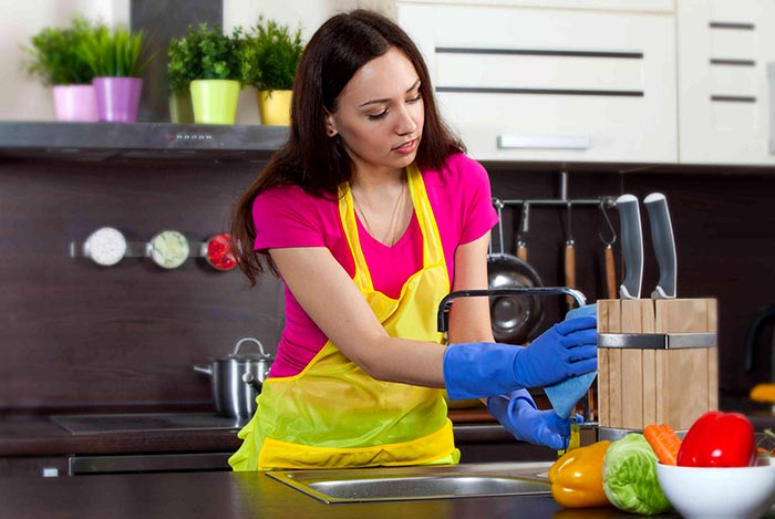 vệ sinh bếp và dụng cụ nấu ăn đảm bảo chế biến thực phẩm an toàn