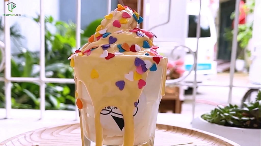 kem tươi phủ kem cheese