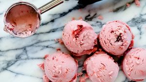 cách làm kem ốc quế dâu tây và kem cứng