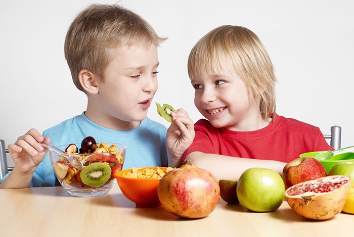 cho trẻ ăn trái cây để phát triển trí não