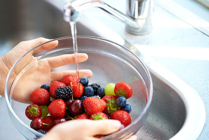 rửa kỹ, gọt vỏ các loại trái cây trước khi ăn