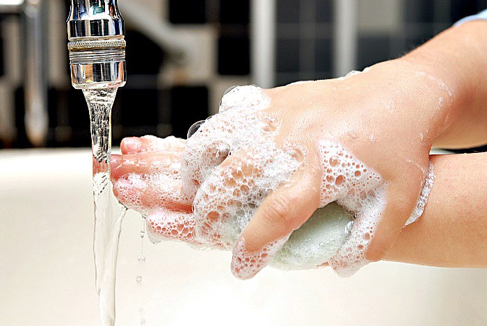 Rửa sach tay khi chế biến để đảm bảo vệ sinh an toàn thực phẩm