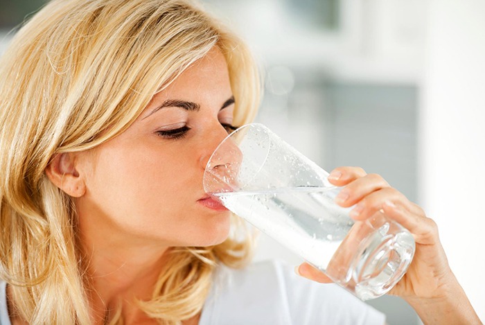 uống ít nhất 3 lít nước lọc sẽ giúp giải rượu
