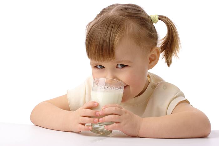uống sữa mỗi ngày giúp con thông minh hơn