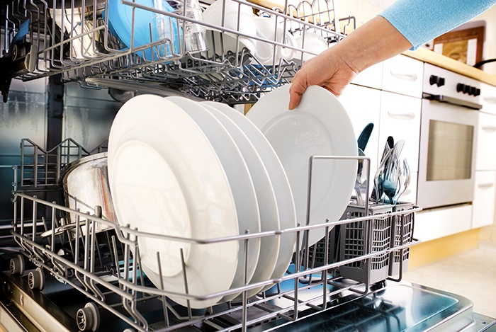 Vệ sinh dụng cụ nhà bếp sạch sẽ đảm bảo vệ sinh an toàn thực phẩm