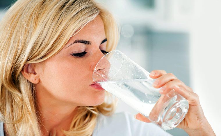 Uống nhiều nước để tiêu hóa tốt
