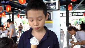 bán kem tươi cho các bé thưởng thức