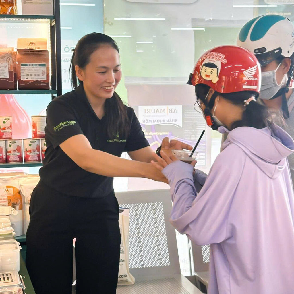 khách hàng tại sampling Thu Mart