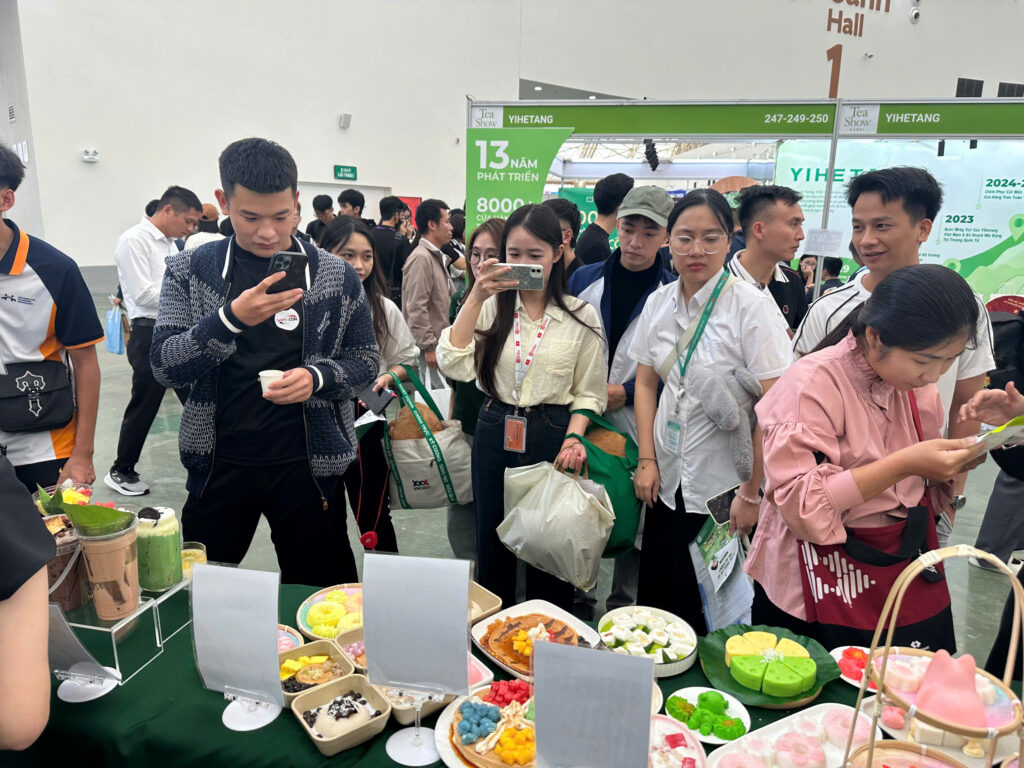 khách tham quan gian hàng tại Cafe Show 2025