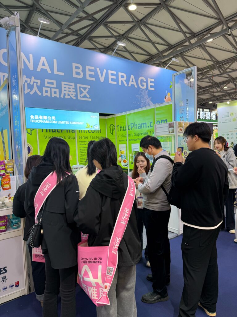 khách trước gian hàng ThucPhamcom