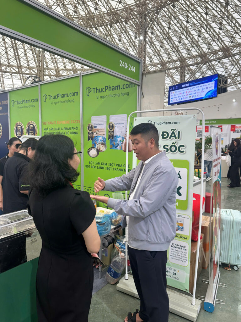 tư vấn khách hàng tại Cafe Show 2025