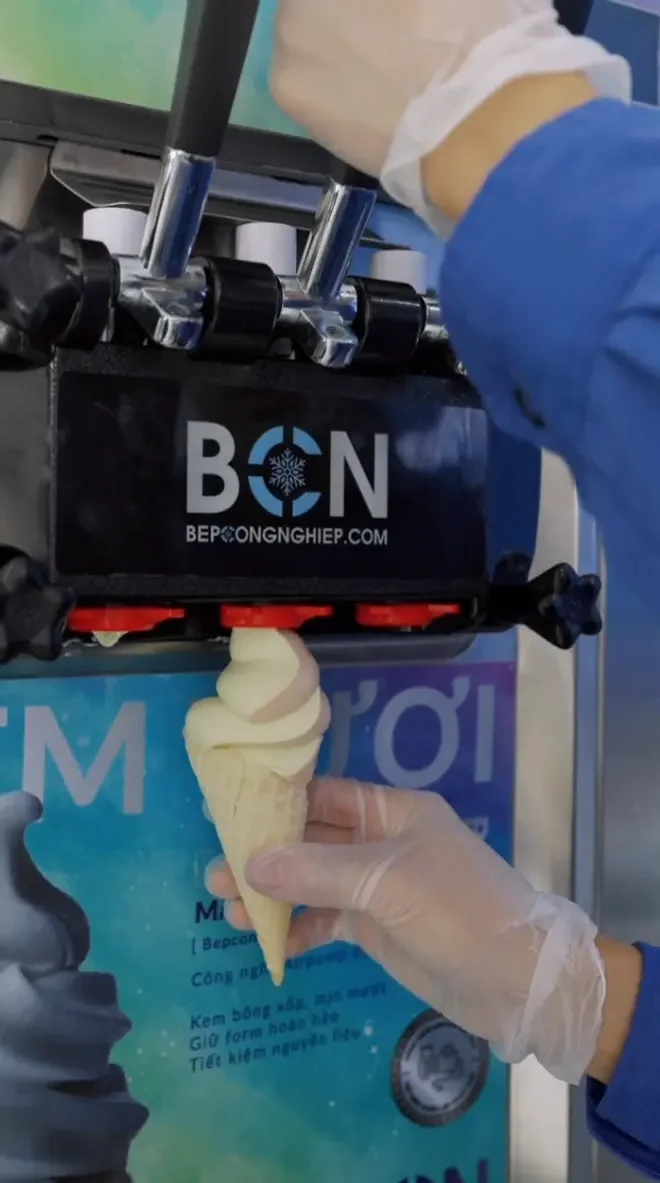 1kg bột làm kem làm được bao nhiêu chiếc ốc quế? Cách tính chuẩn 2026 7 Máy làm kem tươi đang tạo kem ốc quế mềm mịn từ bột làm kem