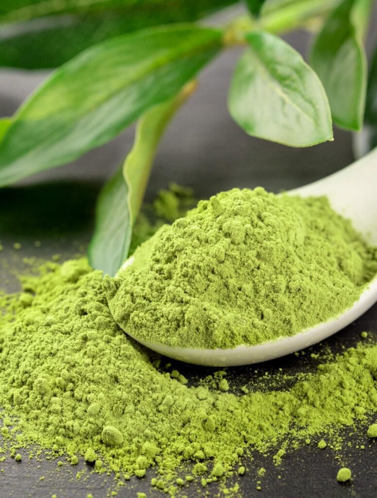 Bột Matcha Latte Và Matcha Nguyên Chất Khác Nhau Như Thế Nào? So Sánh Chi Tiết Từ A–Z 5 Bột matcha nguyên chất Nhật Bản mịn màu xanh tươi trên muỗng sứ