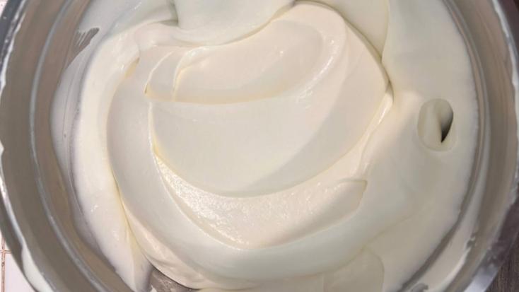Bột Whipping Cream Là Gì? Hướng Dẫn Đầy Đủ Từ A-Z Cho Người Mới Bắt Đầu 7 Bột Whipping Cream sau khi đánh bông dùng làm kem tươi, trang trí bánh, pha chế đồ uống và làm nhân bánh