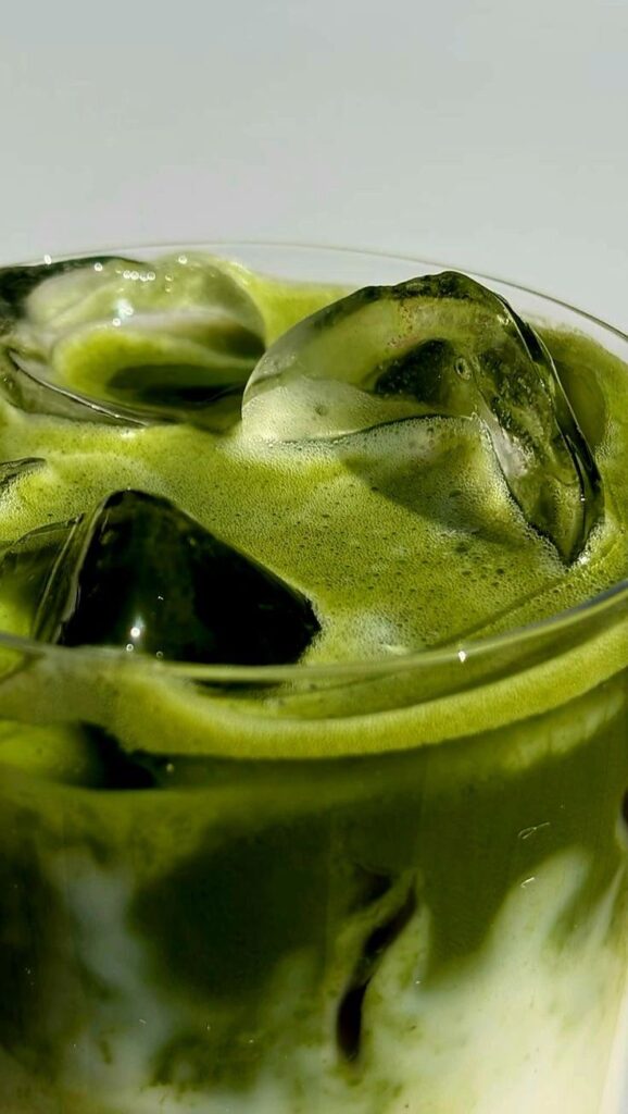 Cách Pha Bột Matcha Latte Chuẩn Vị Quán Chỉ Với 5 Bước Đơn Giản 4 Cách pha bột Matcha Latte đá với lớp bọt mịn và đá viên mát lạnh