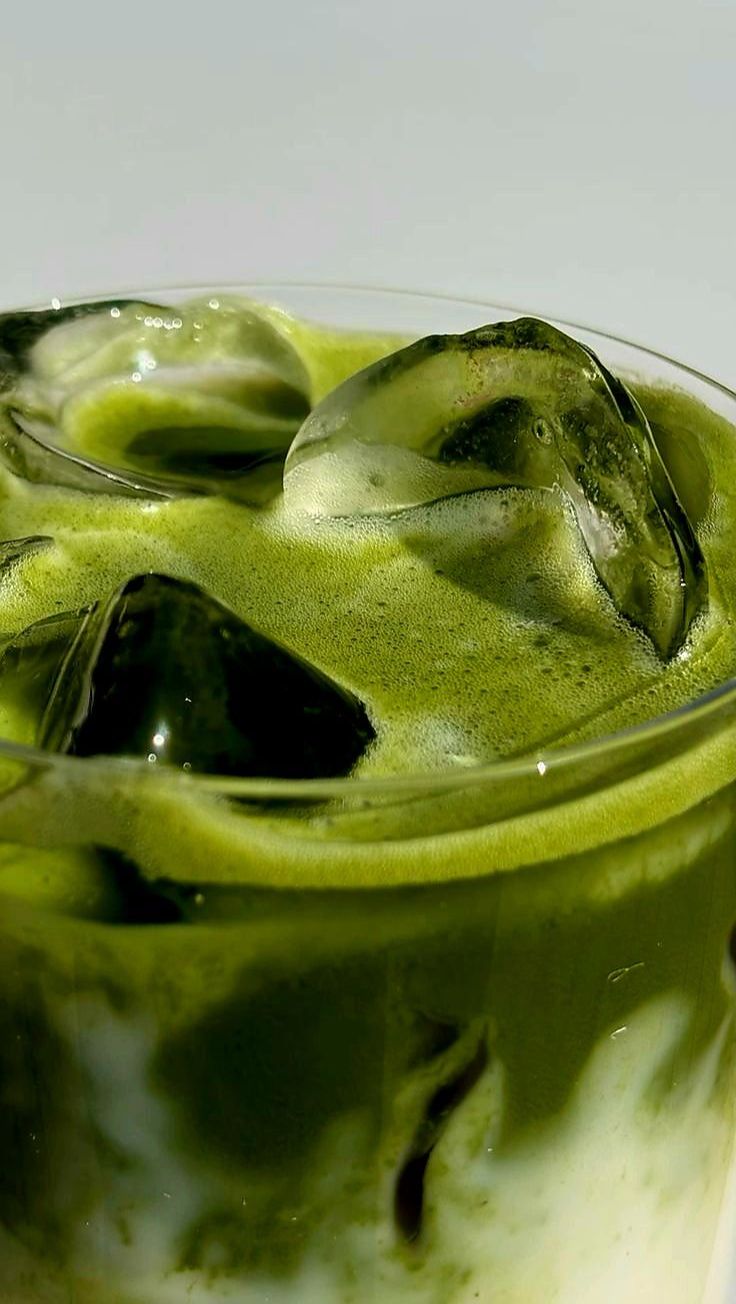 Cách Pha Bột Matcha Latte Chuẩn Vị Quán Chỉ Với 5 Bước Đơn Giản 6 Cách pha bột Matcha Latte đá với lớp bọt mịn và đá viên mát lạnh