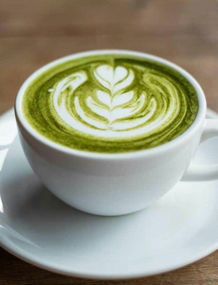15 Món Đồ Uống Và Món Tráng Miệng Từ Bột Matcha Latte 6 Ly matcha latte nóng tạo hình latte art nghệ thuật hoa tulip trên nền lớp bọt sữa sánh mịn