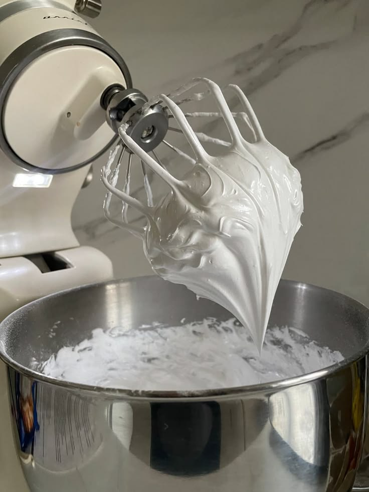 Cách Đánh Bông Bột Whipping Cream Mịn, Đứng Form | ThucPhamCom 5 Máy đánh kem hoặc máy đánh trứng đang đánh bông bột Whipping Cream tạo kem mịn đứng form