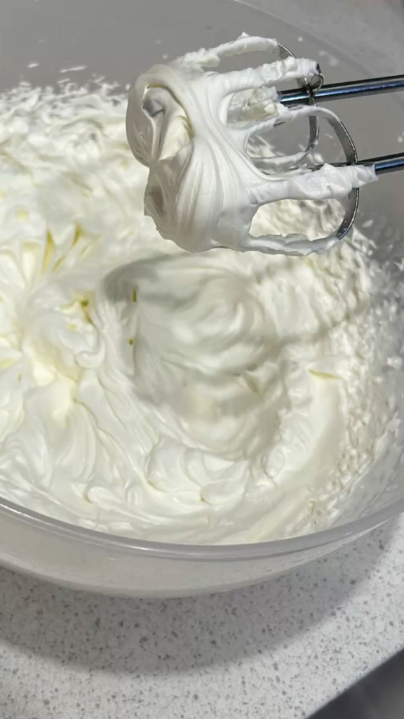 Thành Phần Bột Whipping Cream Gồm Những Gì? Có An Toàn Không? 3 Bột Whipping Cream sau khi đánh bông từ các thành phần như chất béo thực vật, đạm sữa, chất nhũ hóa và chất ổn định