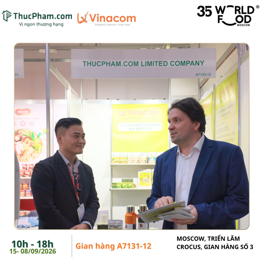 ThucPham.com kết nối Buyer, Importer & đối tác OEM tại WorldFood Moscow 2026 3 Đại diện ThucPham.com trao đổi hợp tác cùng đối tác mua hàng quốc tế (Buyer, Importer) tại gian hàng A7131-12 triển lãm WorldFood Moscow 2026