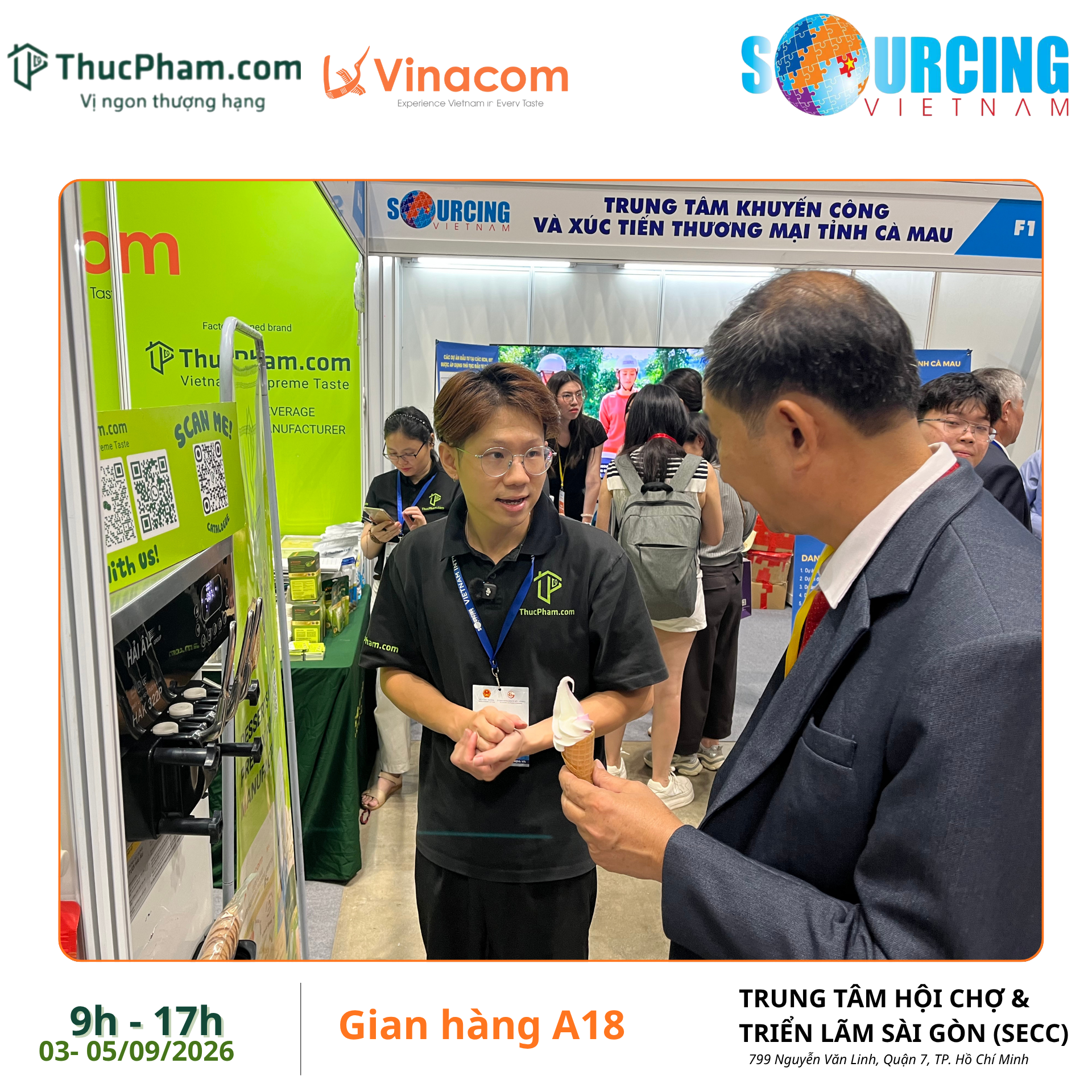Cảm Ơn Quý Khách Và Đối Tác Đã Đồng Hành Cùng ThucPham.com Tại Vietnam International Sourcing 2026 5 Nhân viên ThucPham.com mời đối tác nếm thử kem tươi trực tiếp từ máy làm kem tại Gian hàng A18 Vietnam Sourcing Expo 2026