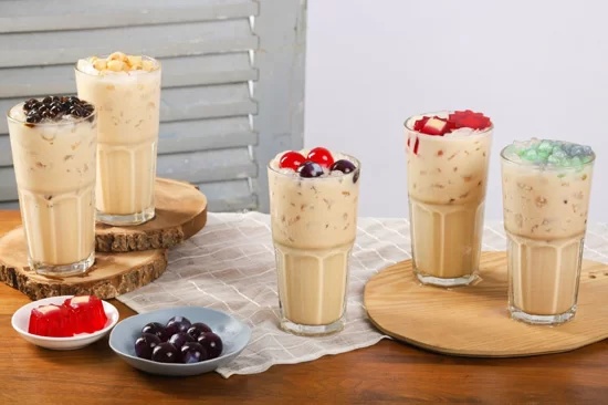 Trà Sữa Bị Đắng: Nguyên Nhân Và Cách Điều Chỉnh Vị 4 Các ly trà sữa topping trân châu thạch đa dạng minh họa cách khắc phục lỗi trà sữa bị đắng chát