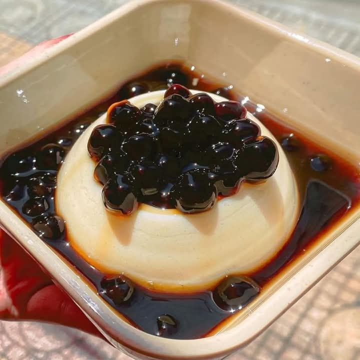Bột Tàu Hũ Tào Phớ Là Gì? Cách Chọn Bột Mềm Mịn, Dễ Làm 4 Bát pudding tàu hũ mềm mịn phủ sốt trân châu đường đen óng ả làm từ bột pudding ThucPham.com