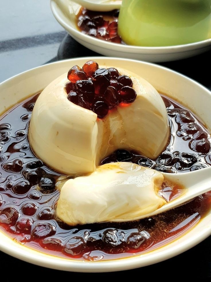 Cách Làm Tàu Hũ Trân Châu Đường Đen Mềm Mịn, Dễ Kinh Doanh 6 Muỗng múc miếng tàu hũ đường đen mềm mịn núng nính ngập trong sốt trân châu óng ả