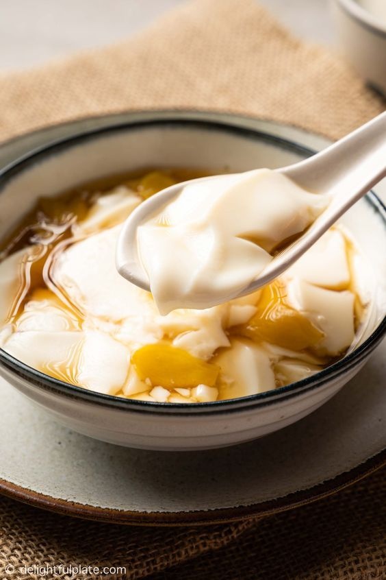 20+ Món Tàu Hũ Cho Menu Quán Chè, Cafe Và Đồ Ăn Vặt 5 Muỗng múc từng lát tàu hũ nước đường trắng mịn mềm tan chan ngập nước gừng vàng óng thơm ngọt
