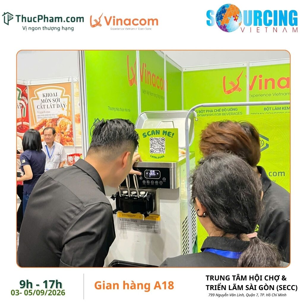 Những Điều ThucPham.com Mang Về Sau Vietnam Sourcing Expo 2026 3 Khách tham quan trải nghiệm trực tiếp máy làm kem tươi kết hợp bột làm kem cao cấp tại Gian hàng A18 Vietnam Sourcing Expo 2026