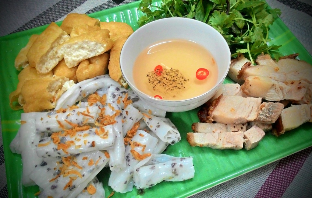 Các món ăn truyền thống Hà Nội qua nhiều thế hệ 9 Mẹt bánh cuốn nóng cuộn nhân mộc nhĩ thịt băm ăn kèm thịt ba chỉ quay giòn bì, đậu rán vàng ruộm và bát nước mắm chấm ấm rắc tiêu