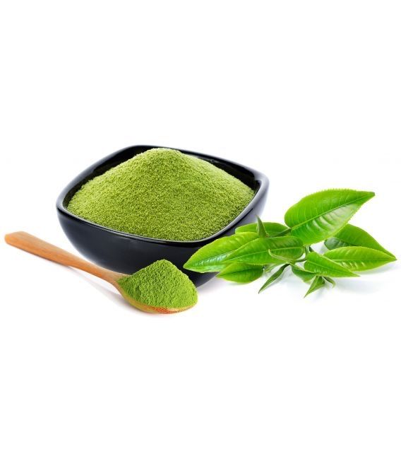 Cách Chọn Bột Matcha Latte Cho Quán: 7 Tiêu Chí Cần Kiểm Tra 4 Bát bột matcha trà xanh nguyên chất màu xanh tươi kèm muỗng gỗ đong bột và búp lá trà xanh tươi