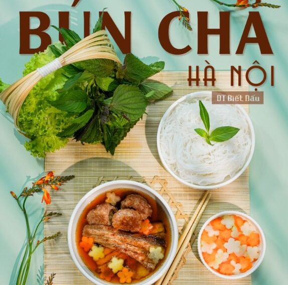 Các món ăn truyền thống Hà Nội qua nhiều thế hệ 8 Mâm bún chả Hà Nội truyền thống gồm bát chả nướng nước chấm, đĩa bún tươi, rổ rau sống và dưa góp tỉa hoa