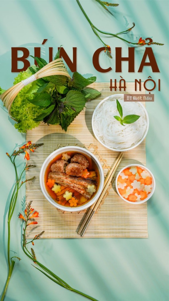 20 Món Ngon Hà Nội Nên Thử Khi Khám Phá Ẩm Thực Thủ Đô 6 Mâm bún chả Hà Nội truyền thống gồm bát chả nướng nước chấm, đĩa bún tươi, rổ rau sống và dưa góp tỉa hoa