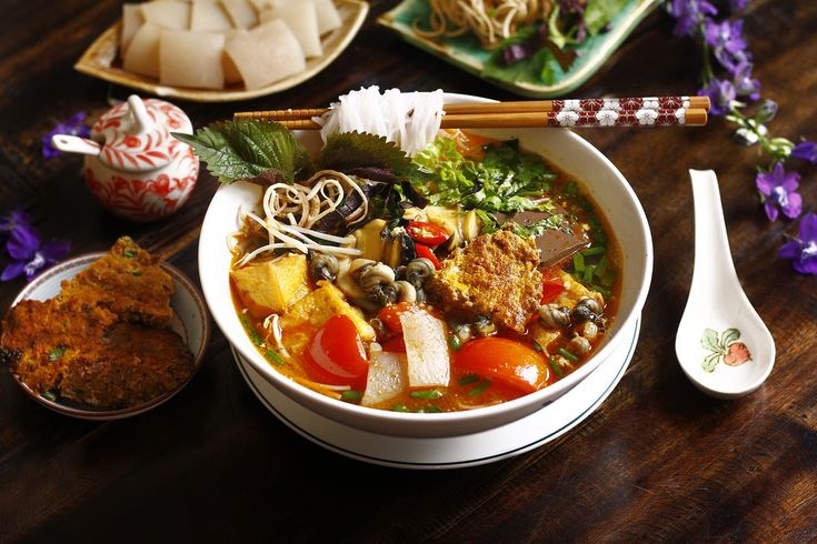 Ăn Sáng Hà Nội: Những Món Quen Thuộc Của Người Thủ Đô 7 Bát bún riêu cua đồng ốc nhồi Hà Nội nóng hổi ngập riêu cua, đậu rán, cà chua, tía tô và hoa chuối