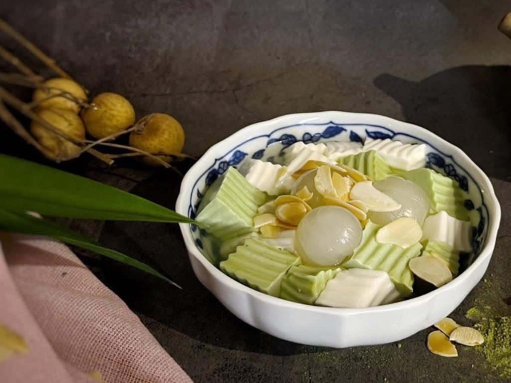 Cách tính giá vốn một phần chè khúc bạch để bán: Công thức và bảng mẫu 5 Bát sứ cổ điển đựng chè khúc bạch truyền thống và khúc bạch matcha ăn kèm nhãn tươi cùng hạnh nhân lát nướng vàng