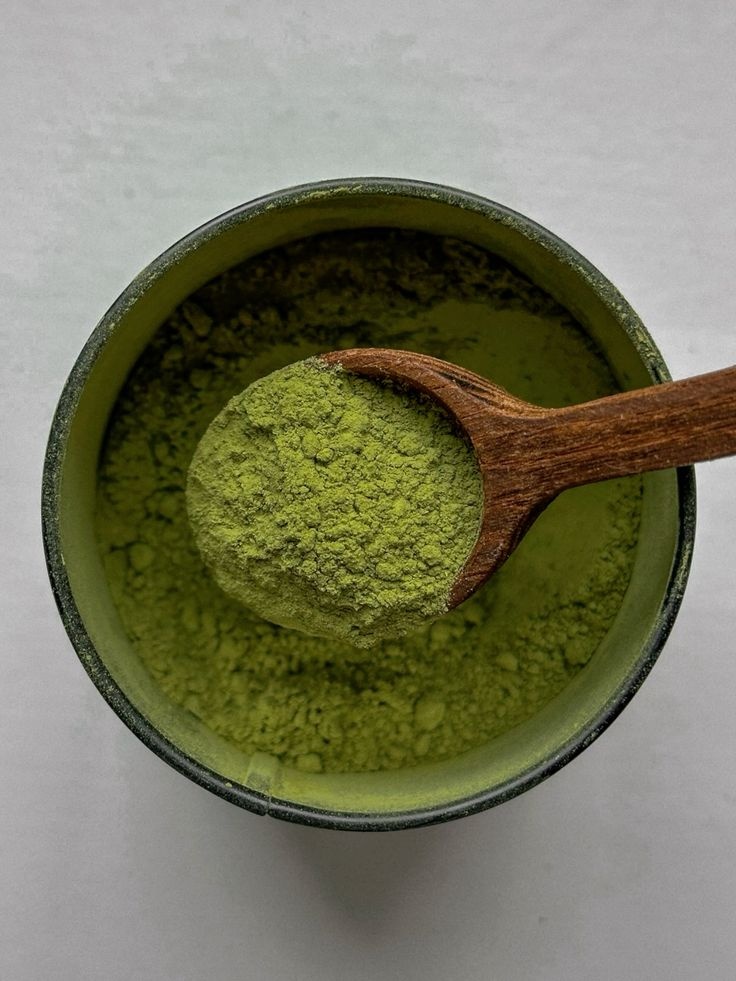 Matcha Bị Đắng: Nguyên Nhân Và Cách Làm Vị Dễ Uống Hơn 6 Muỗng gỗ múc bột matcha trà xanh nguyên chất mịn màu xanh rêu chuẩn định lượng trong hộp thiếc