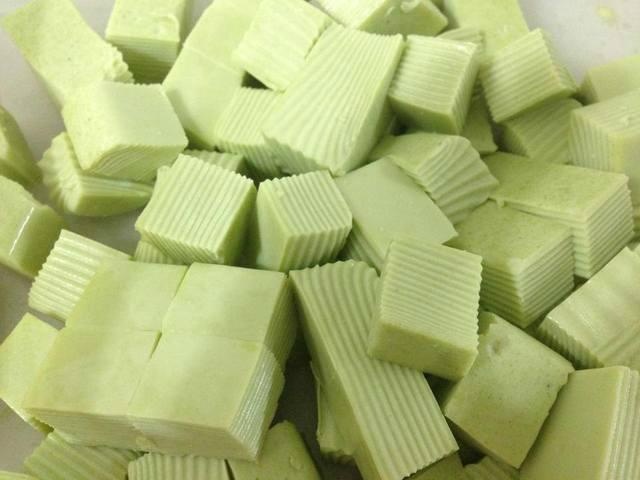 7 món tráng miệng từ khúc bạch và panna cotta cho quán 5 Những viên thạch khúc bạch trà xanh matcha dẻo mịn màu xanh cốm cắt vân lượn sóng sắc nét