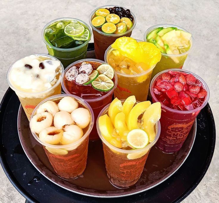 Xu Hướng Đồ Uống Vị Việt Đưa Vào Menu Hiện Đại 5 Khay tròn xếp đầy các ly trà trái cây tươi gồm trà đào, trà vải, trà dâu tây, trà chanh tắc ngập tràn topping